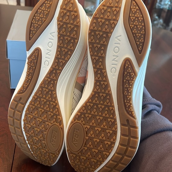 Vionic Sneakers asst SS - Picture 3 of 4